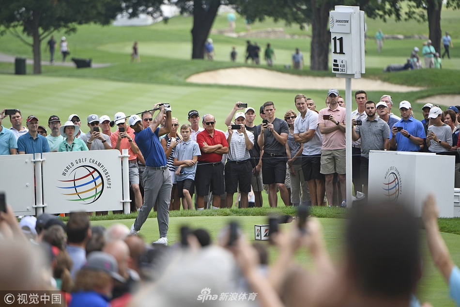 伍兹完成一记漂亮推杆后露出标志性笑容,与身后广阔绿茵相映成趣