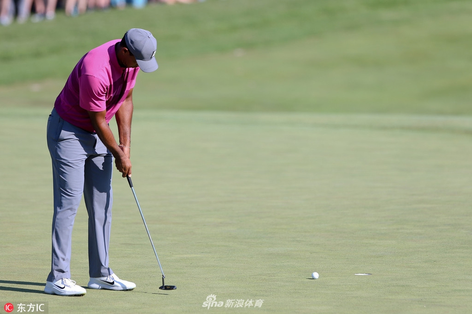 比赛结束后伍兹在记分处核对自己的成绩卡，神情认真严谨，确保每一个数字都准确无误