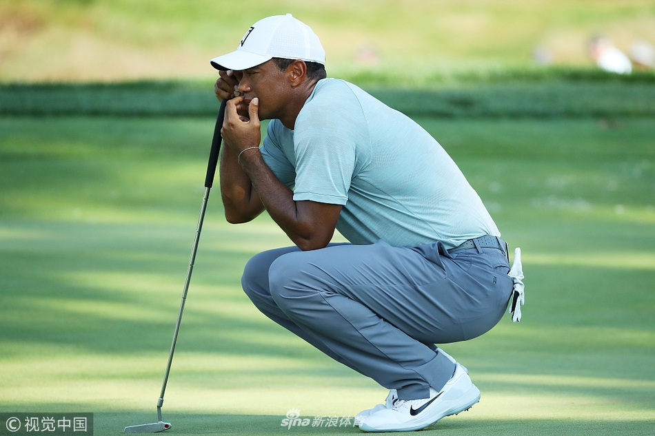 夕阳余晖下，麦克罗伊完成一轮比赛后与记分员核对成绩，侧影显得从容而专注。