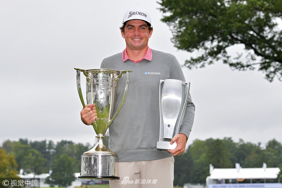 基根·布拉德利从沙坑中成功救球，沙砾飞扬，他稳健的挥杆与专注的神情展现了在困难球位下摆脱困境的专业能力。