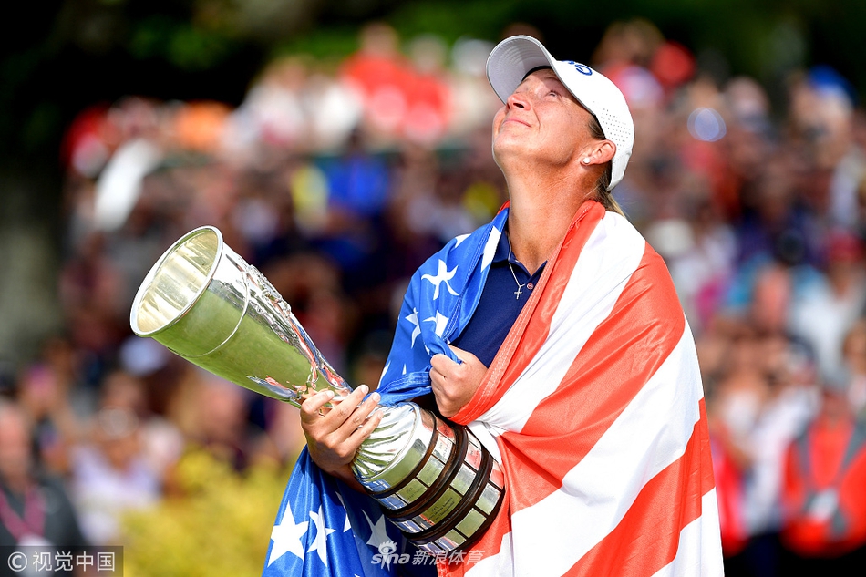 斯坦福德在练习场得知夺冠瞬间,难以置信地双手捂脸,喜极而泣