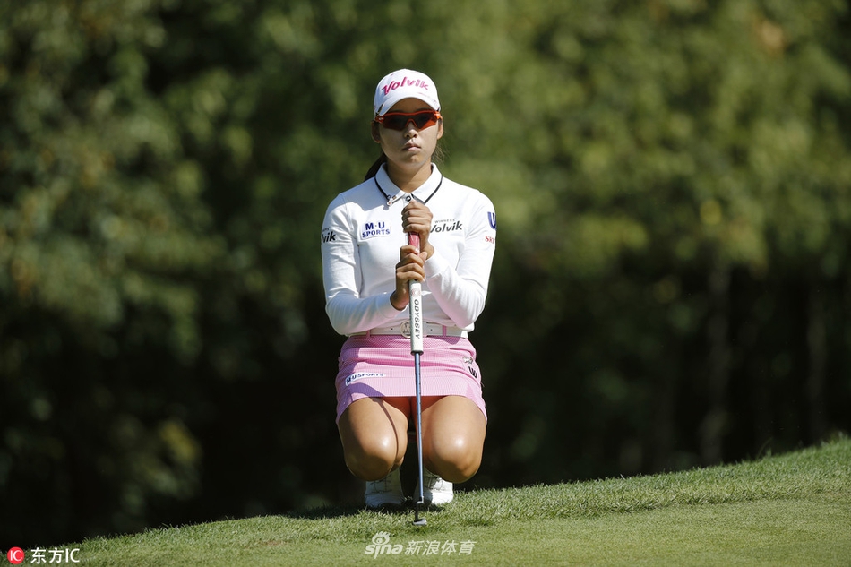 观众围绕在18洞果岭旁，期待明日见证冠军的诞生时刻