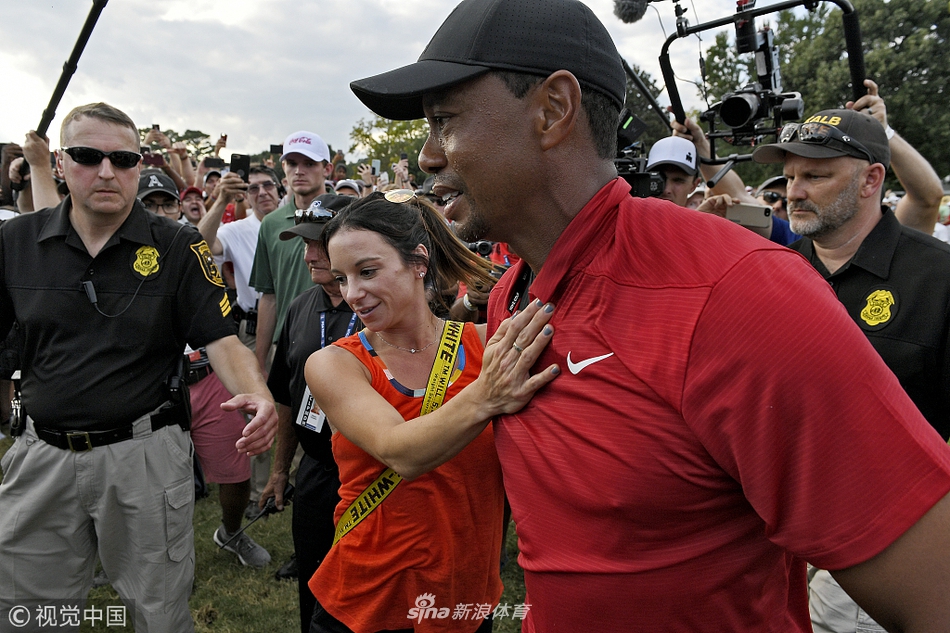 巡回锦标赛夺冠后,伍兹与球童乔·拉卡瓦紧紧握手庆祝,脸上洋溢着如释重负的灿烂笑容。