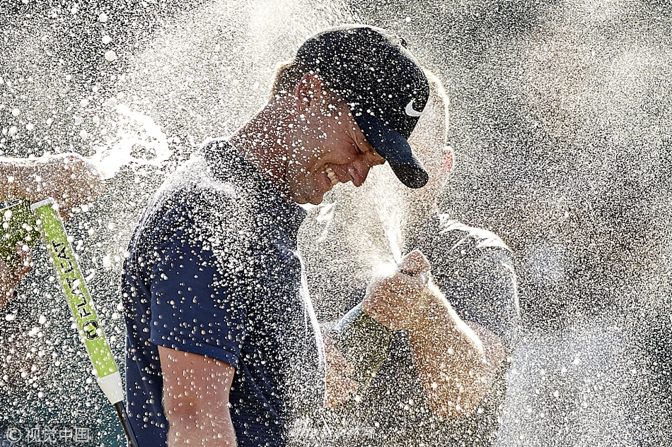 加西亚在成功射鹰后紧握拳头、振臂高呼,脸上写满了激情与释放,尽显斗士本色。