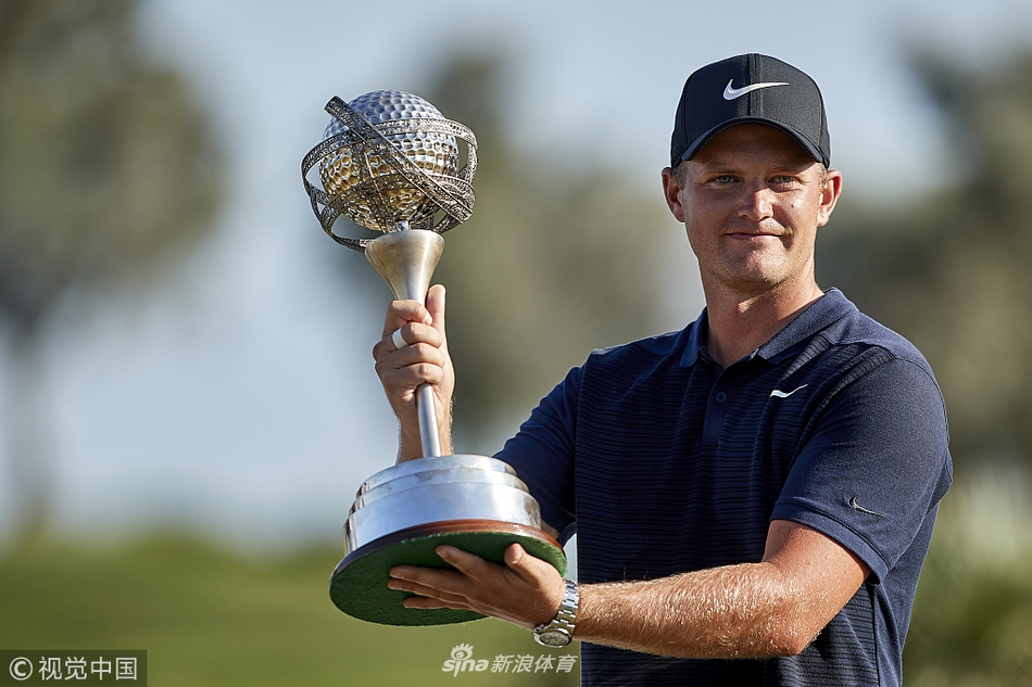 汤姆-路易斯手捧冠军奖杯,深情亲吻奖杯表面,脸上洋溢着胜利的喜悦与自豪。