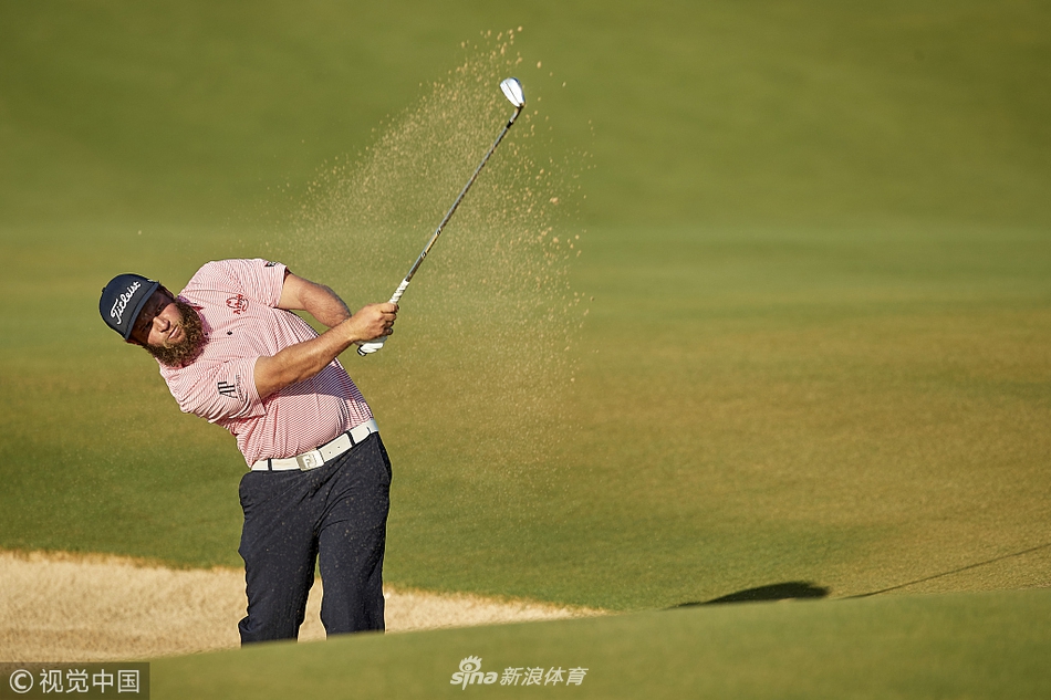 颁奖仪式上,香槟浴热烈开启,金黄色的香槟泡沫在空中喷洒,冠军被欢乐和祝福包围。