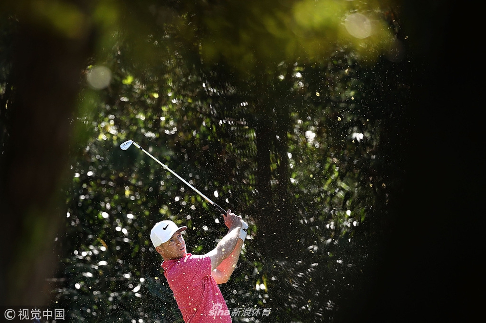 美巡赛好手在球道木杆攻击果岭瞬间，身体扭转充满力量与美感
