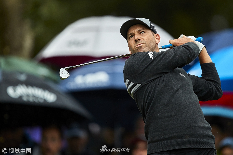 西班牙高尔夫巨星塞吉奥·加西亚在果岭旁紧握拳头，激情庆祝关键一击，眼神中尽显对胜利的渴望与坚定。