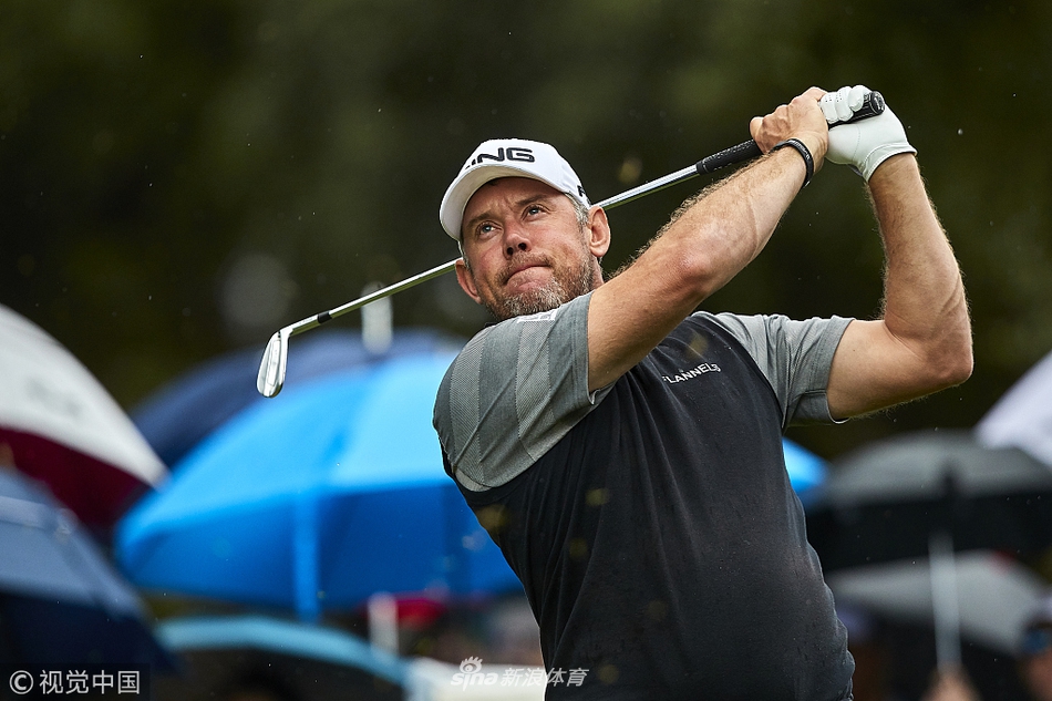 爱尔兰高尔夫好手肖恩·劳瑞在比赛中全神贯注地观察果岭线路，为重要推杆做最后准备。