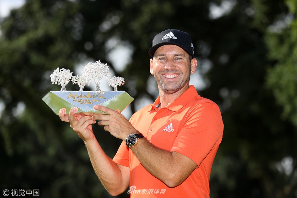 加西亚优雅流畅的挥杆瞬间,阳光勾勒出他完美的挥杆弧线,球杆与身体浑然一体,展现出经典高尔夫力学之美。