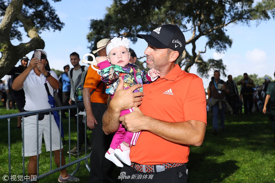 颁奖典礼上,加西亚高高举起水晶冠军奖杯,银色奖杯与身后深蓝的夜空和绚烂的烟花交相辉映,庆典气氛达到高潮。