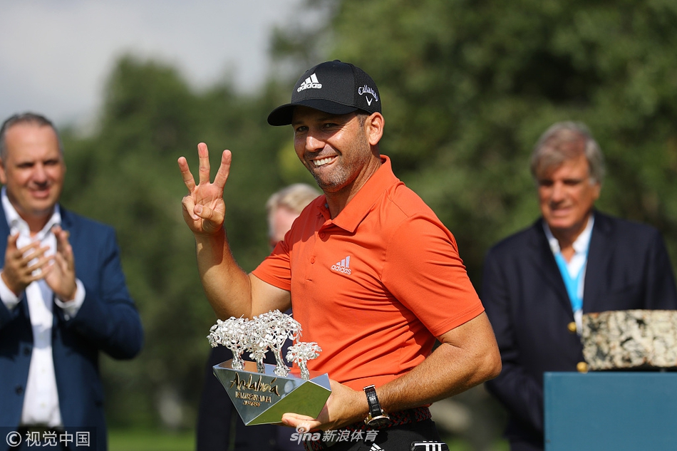 加西亚在第十八洞果岭推入制胜一推后,紧握拳头,面向天空发出激情呐喊,身后是瓦德拉玛标志性的山坡与欢呼的观众。