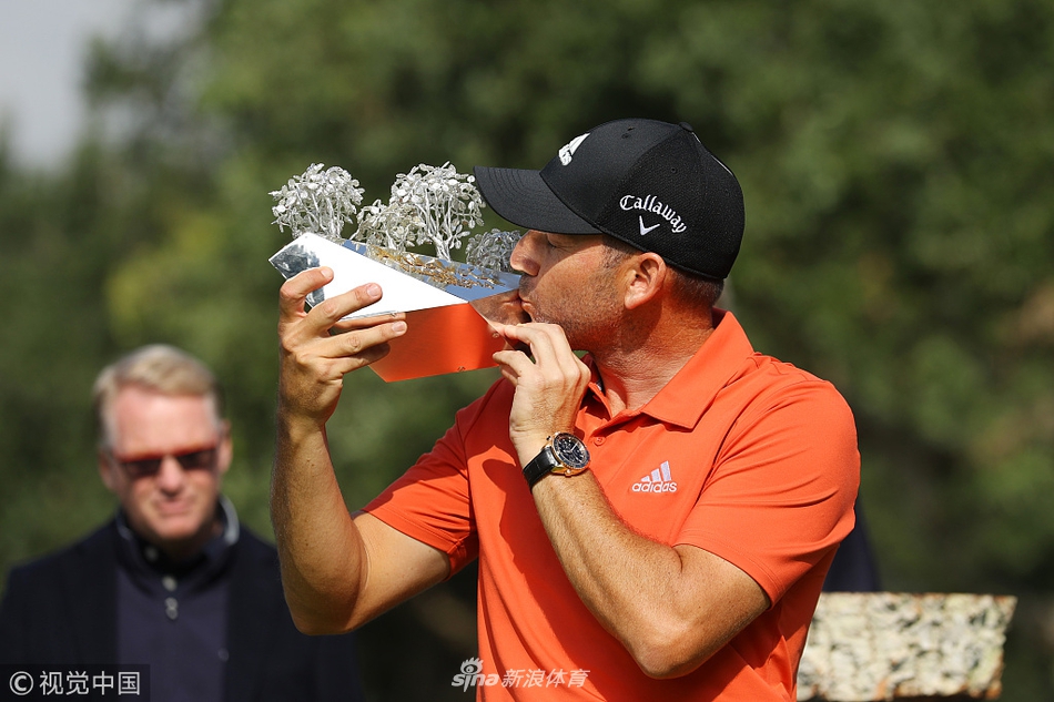 加西亚在比赛中全神贯注地观察果岭走势,他蹲下身,目光如炬,正在为关键一推计算着精准的线路与力度。