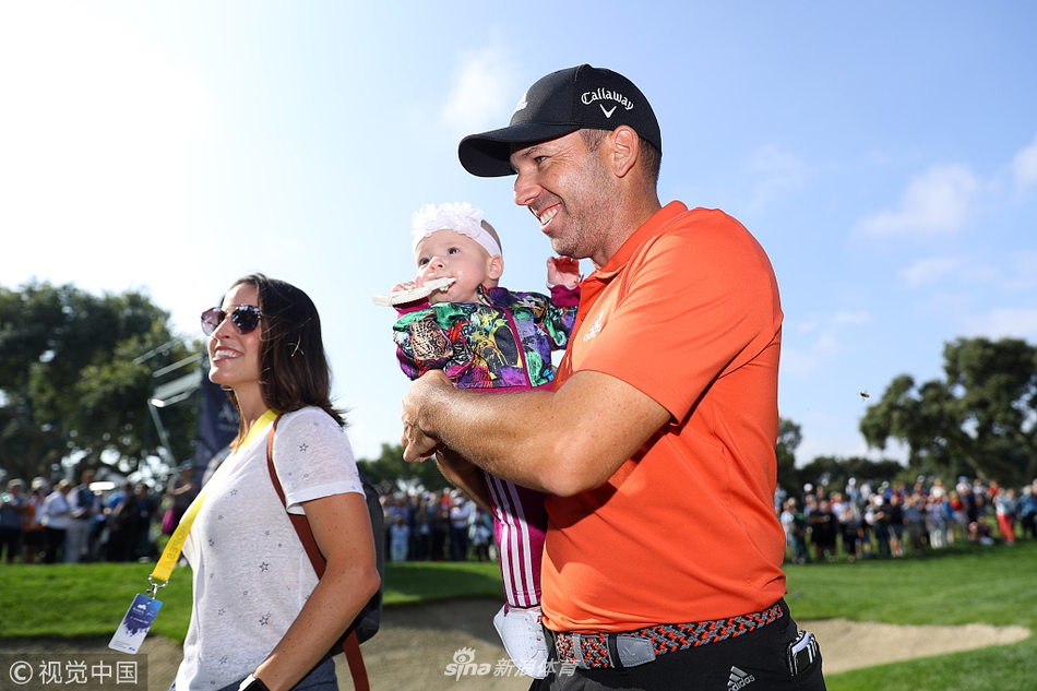 冠军时刻,加西亚被热情的球迷层层包围,他亲切地为小球迷签名,脸上洋溢着分享胜利的喜悦与亲和力。