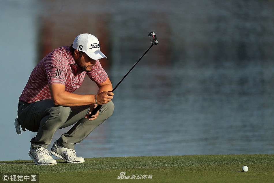 里奇·福勒在果岭上弯腰，正小心地将球标拿起并重新摆放，每一个细节都关乎着他在决赛轮的成绩反弹。