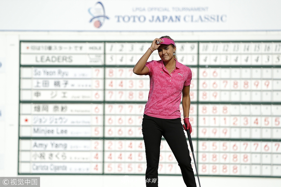 美国名将莱克西-汤普森在沙坑中果断救球，沙砾飞扬瞬间，展现了她精湛的短杆技术和强大的赛场气场。