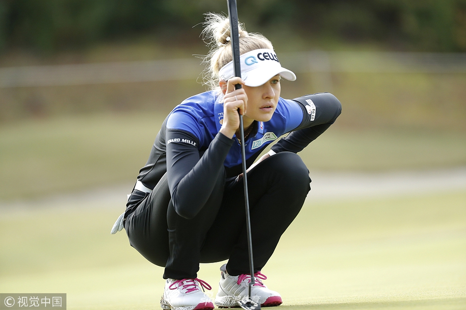 新科世界第一内莉-科达与球童仔细研究果岭起伏，弯腰查看地形，体现了现代高尔夫对精准科技的极致追求。