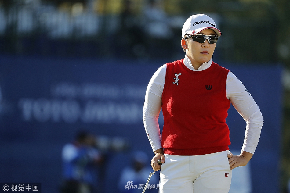 前世界第一申智爱在球道上优雅挥杆，身姿舒展，白色的高尔夫球在空中划出一道完美弧线。