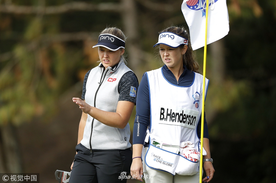 加拿大名将布鲁克-亨德森的妹妹兼球童在比赛中为她递上球杆，姐妹搭档默契无间，温情时刻闪耀竞技赛场。