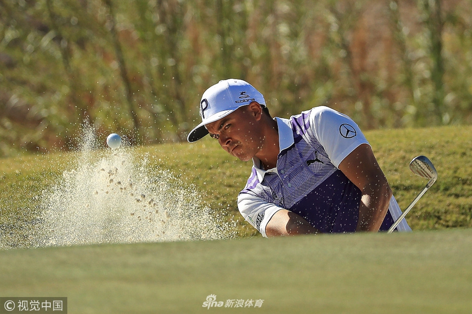 里奇·福勒在沙坑中陷入困境，他正全神贯注地准备一次高难度的救球，沙坑边缘的陡峭弧度考验着他的技术。