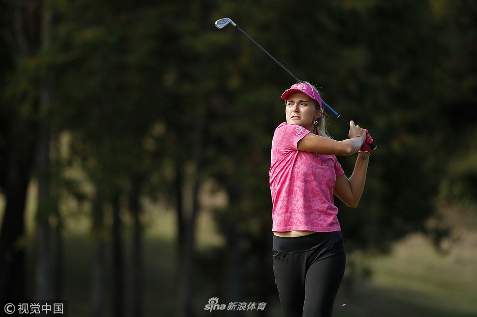 赛事卫冕冠军、中国高尔夫骄傲冯珊珊面带微笑走向下一个发球台，从容的姿态彰显着其丰富的大赛经验与冠军风度。