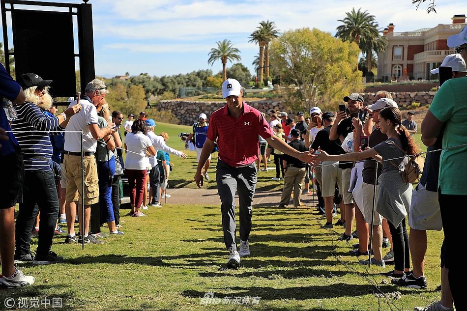 乔丹·斯皮思完成击球后走向果岭，沿途微笑着与热情的球迷击掌互动，展现了其亲民的一面，尽管他此刻的战绩并不理想。