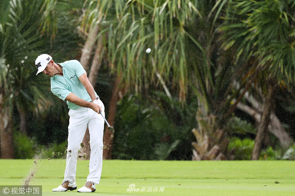 并列领先者之一、美巡新人克莱默·希科克在果岭上推杆，他是斯皮思的前室友，从后者身上学到了很多。