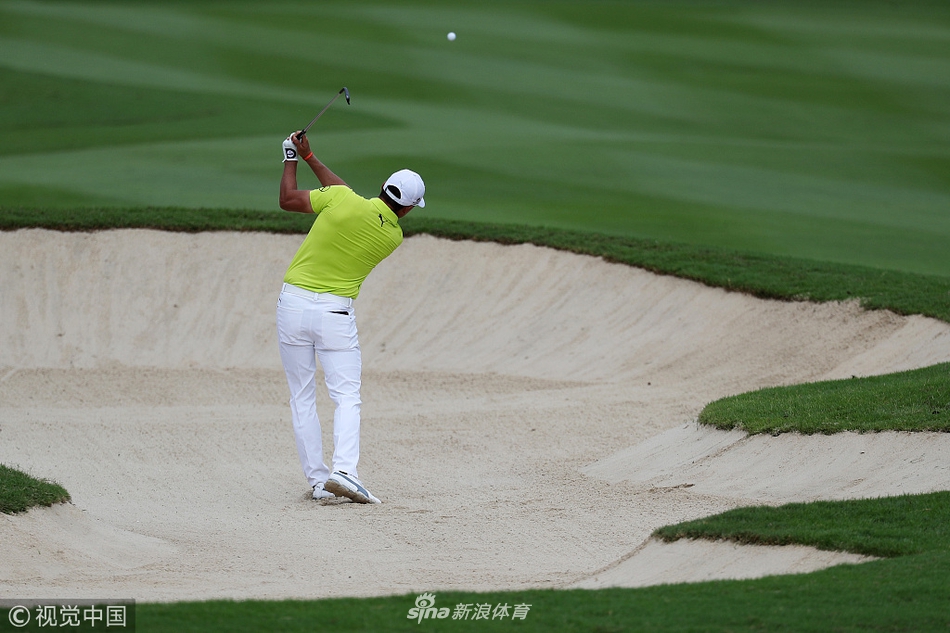 墨西哥玛雅科巴变色龙球场全景，蓝天白云下，蜿蜒的球道穿过茂密的热带丛林，一直延伸至加勒比海边。