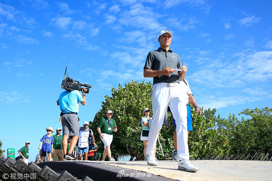 观众聚集在果岭周围观看比赛，背景是度假村特色的水景别墅，展现了玛雅科巴精英赛独特的度假村高尔夫氛围。