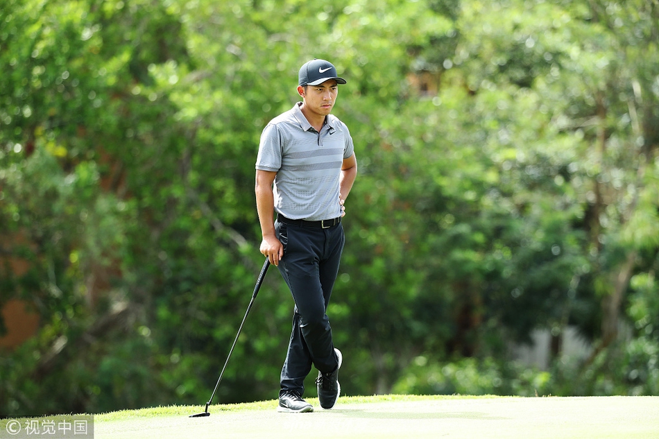 乔丹·斯皮思在球道上进行击球准备，眼神坚定，他必须在第二轮比赛中提升状态才能继续留在比赛中。