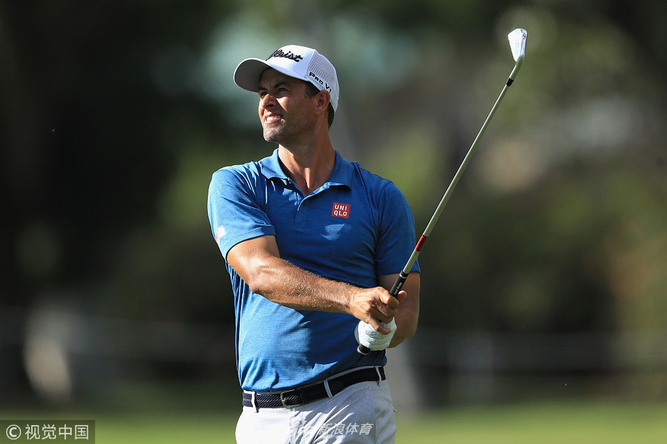 乔丹·斯皮思在果岭边凝视小球线路，眉头微蹙，正为关键的晋级推杆做准备。