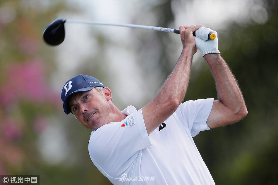 马特·库查尔在索尼公开赛次轮中挥杆，神情专注，背景是夏威夷典型的蓝天与椰树。