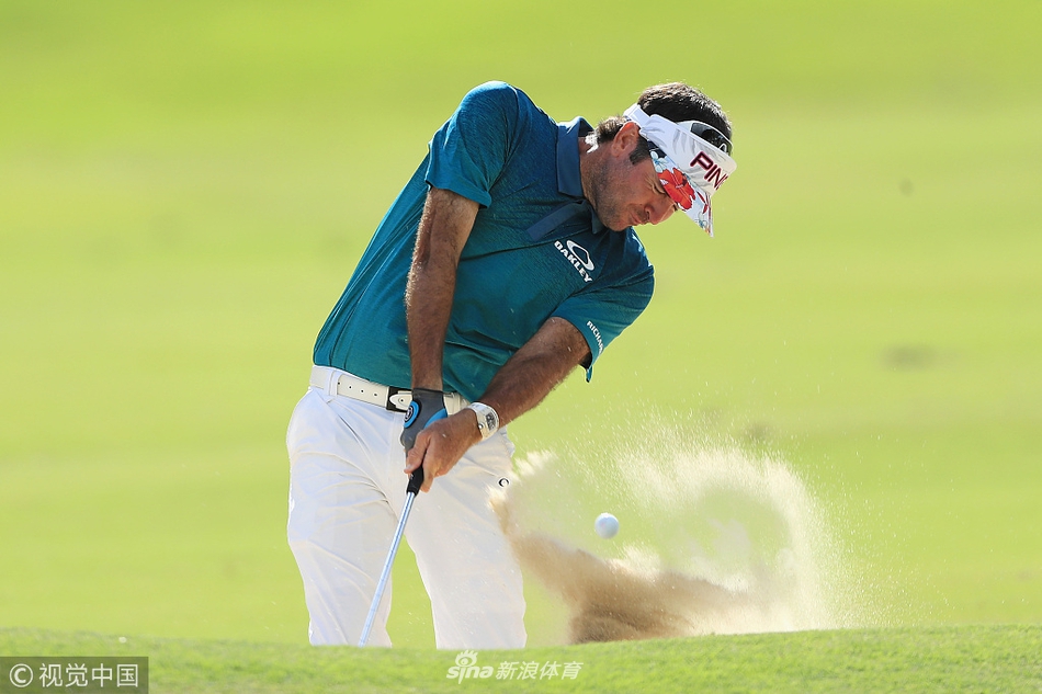 比赛现场，观众们聚集在果岭周边山坡上，聚精会神地观看球员推杆，充满了大赛的紧张氛围。