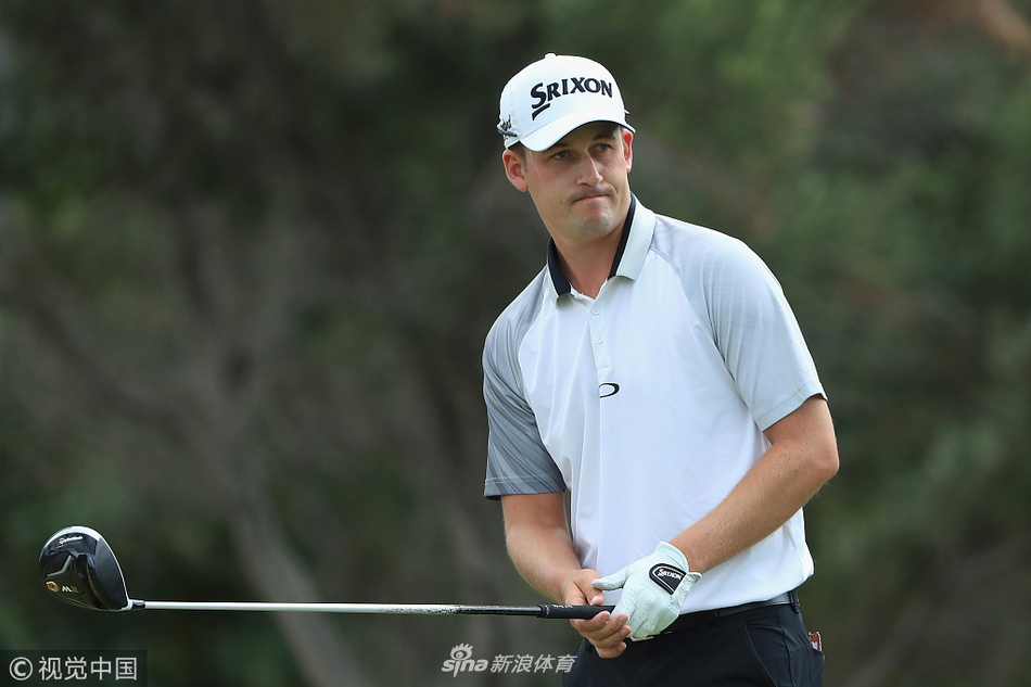 库查尔在球道上完成一次完美的挥杆击球,身体姿态舒展而稳定,目光紧随小白球飞向远方