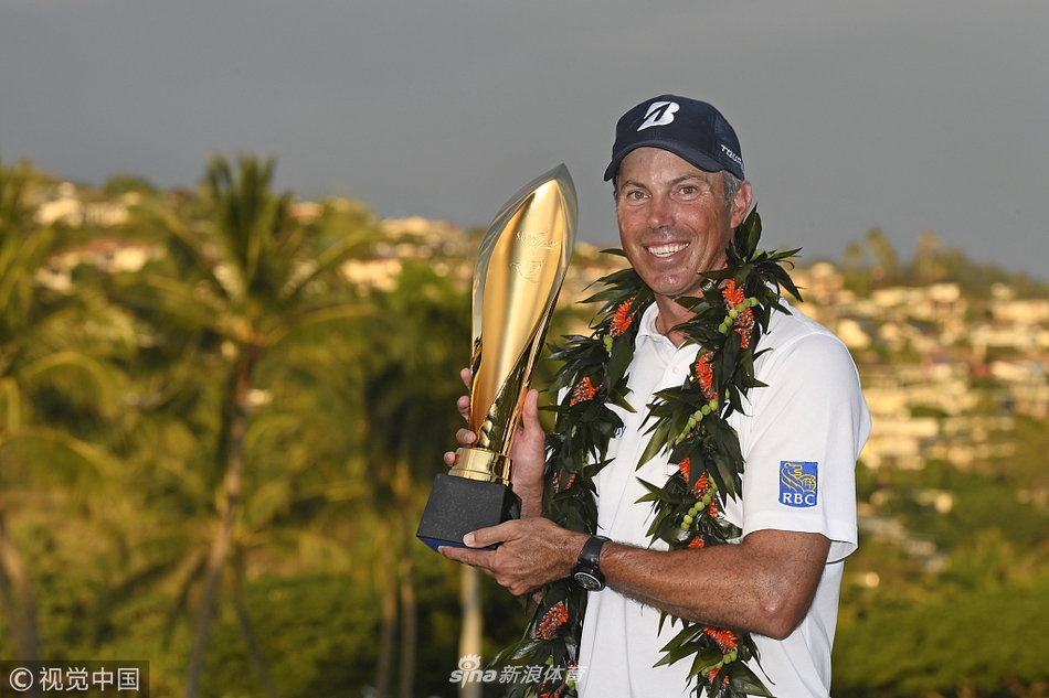 库查尔高举索尼公开赛冠军奖杯,脸上洋溢着标志性的温暖笑容,阳光洒在他身上,背后是夏威夷的绿茵与蓝天