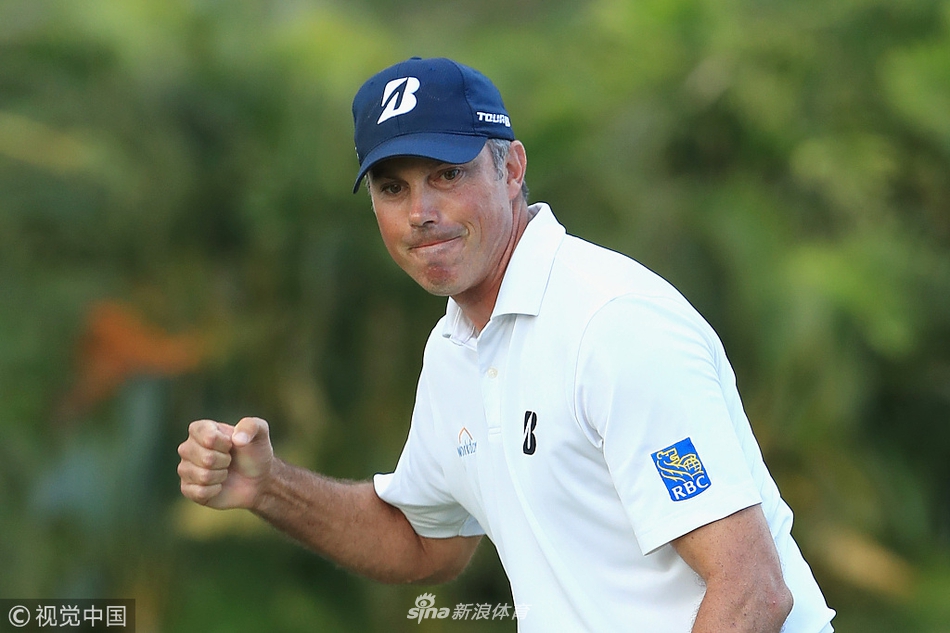 松山英树在比赛中露出罕见的浅浅微笑,展现出这位严肃球手温和的另一面