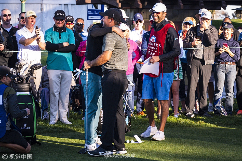 松山英树错失关键推杆后仰天叹息，果岭灯光映照出他满脸的遗憾