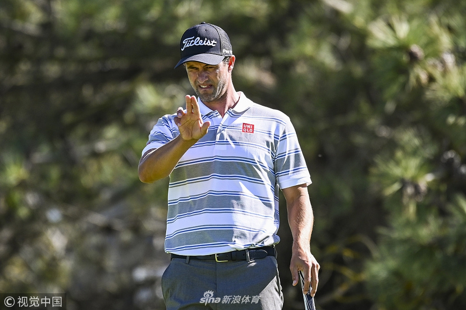 亚当·斯科特专注研读果岭，眼神如鹰隼般搜寻着小白球的理想轨迹