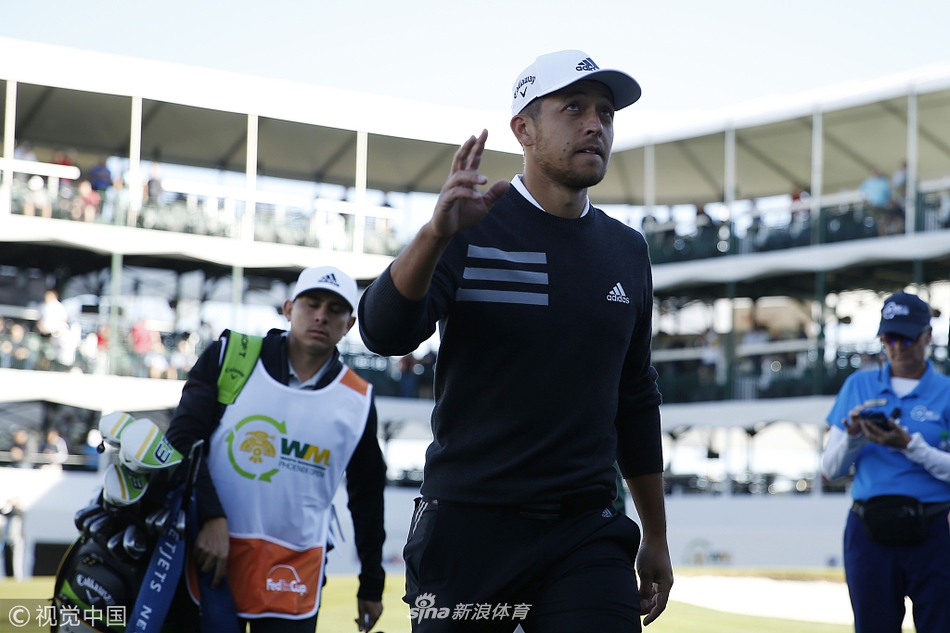 赞德·谢奥菲勒推进关键推杆后,微笑着向热情的支持者们挥手致意,感谢观众的鼓励。