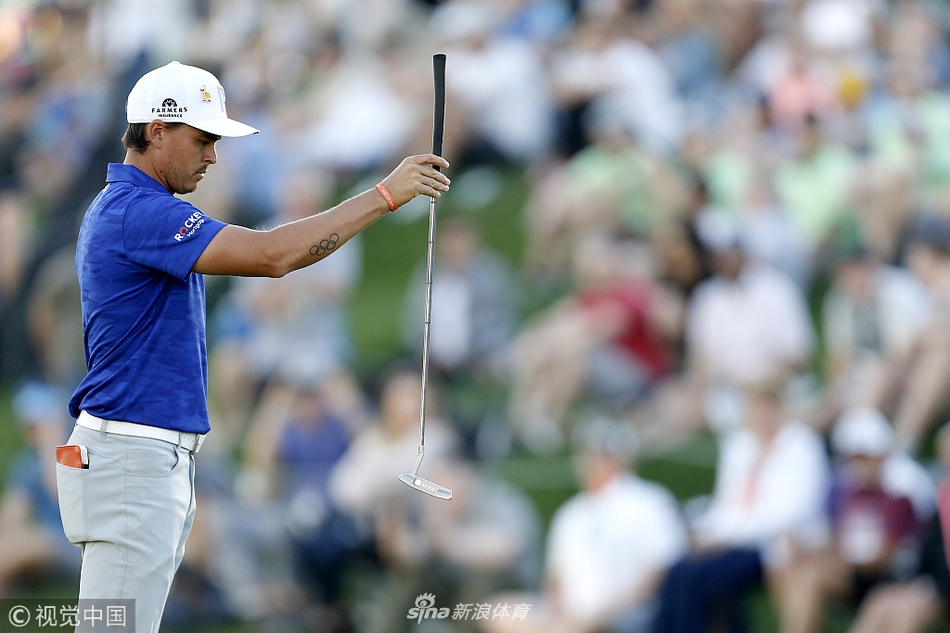 里奇·福勒在菲尼克斯公开赛首轮中,全神贯注地研判果岭推杆线路,寻找最佳的进攻机会。