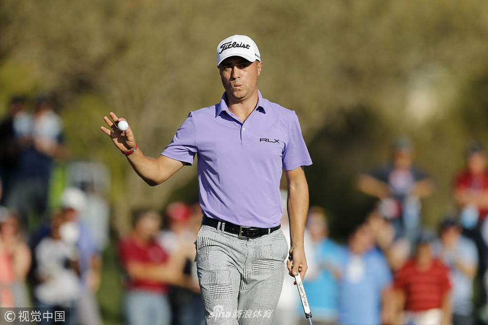 贾斯汀·托马斯在比赛中开球,他专注的神情与流畅的挥杆,预示着其火热的竞技状态。