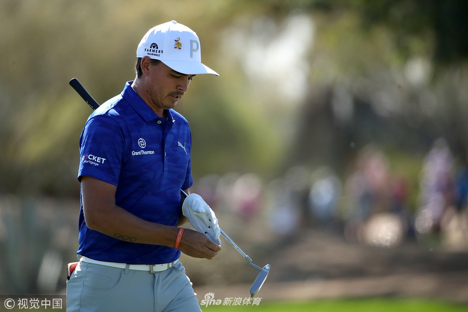 里奇·福勒在首轮比赛中稳健开球,为他的无柏忌完美一轮奠定了坚实基础。