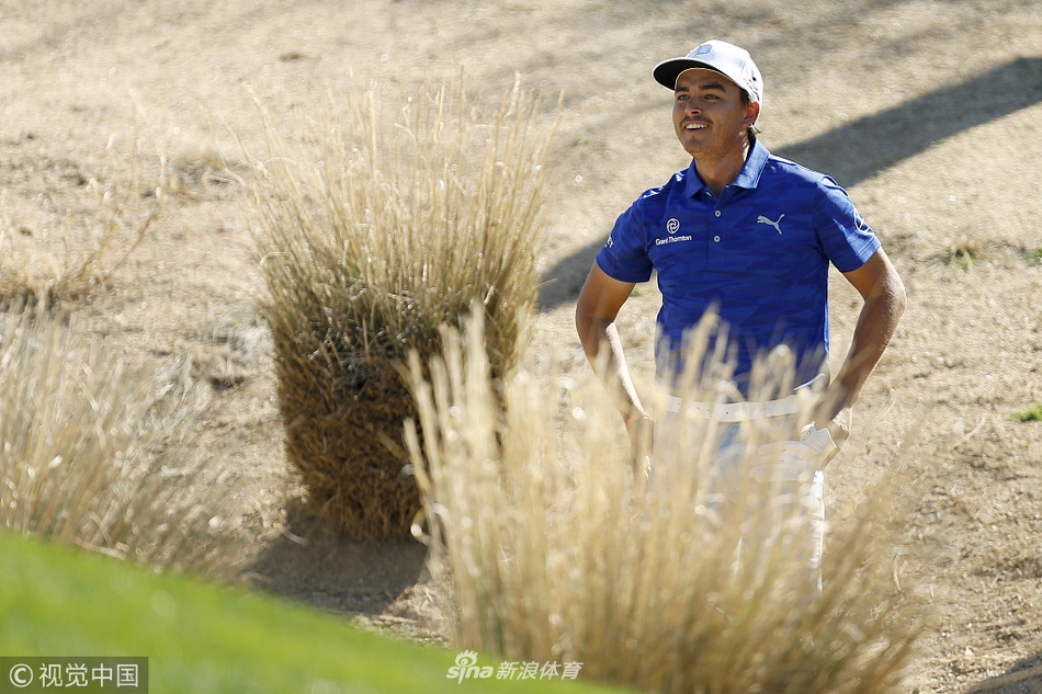 里奇·福勒在TPC斯科茨代尔球场的沙坑中救球,他沉着应对挑战,努力将球送上果岭。
