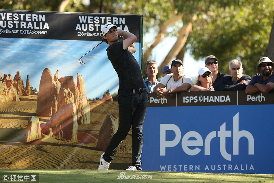 阳光洒在宽阔球道上，袋鼠群在远处构成一幅宁静的荒野画卷