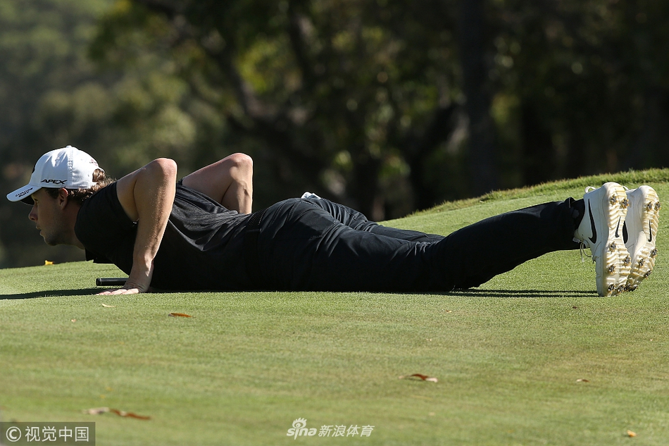 一只袋鼠在翠绿球道上好奇张望，与远处挥杆的球手构成生动画面