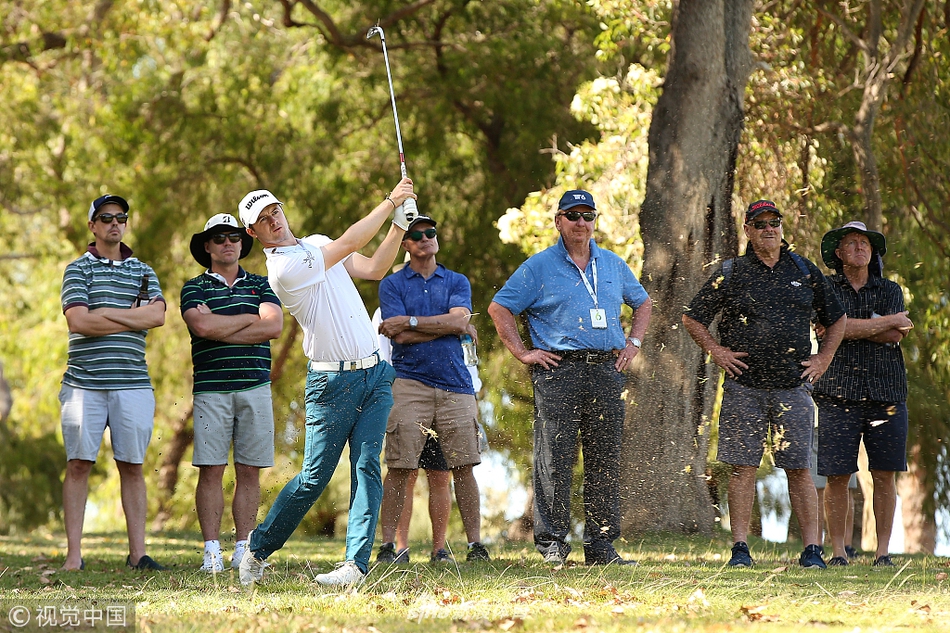 夕阳余晖下，整个高尔夫球场沐浴在金辉中，宛如一幅静谧的油画