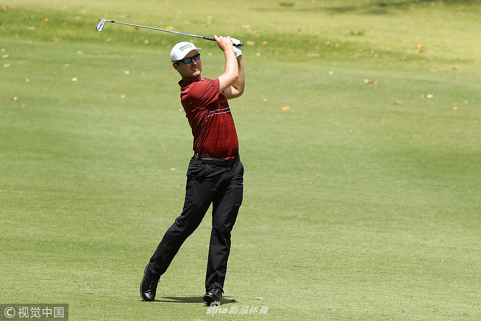 比赛现场观众聚集，背景是典型的澳大利亚桉树林与开阔天空