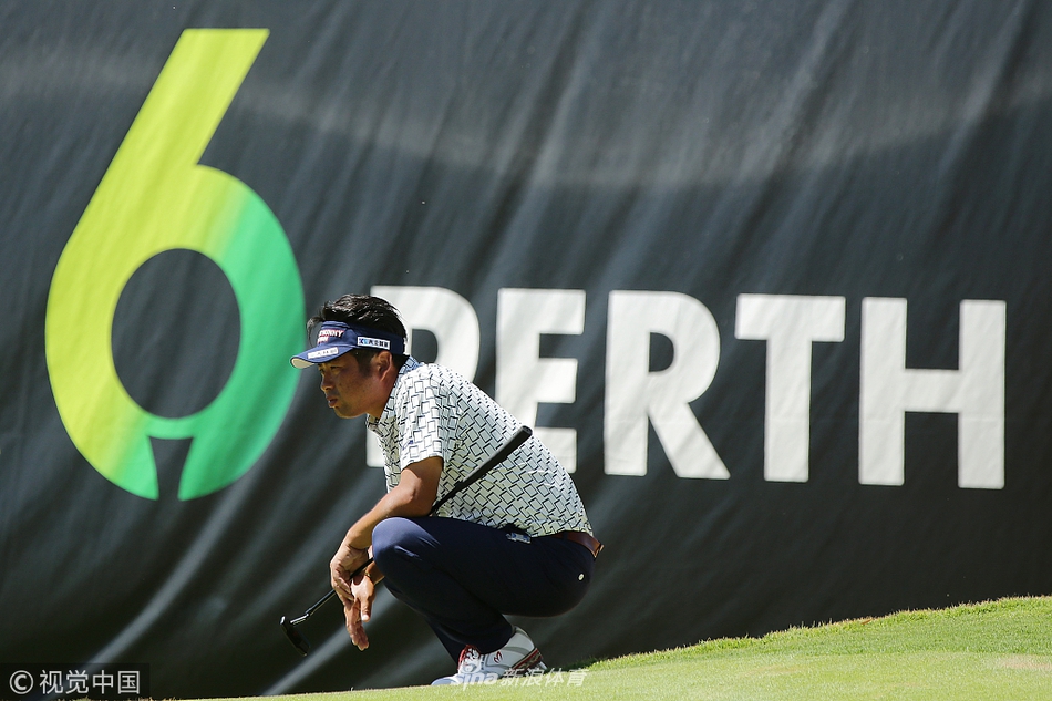 福克斯在夺冠后兴奋地开启香槟，金色的酒沫四溅，完美诠释了胜利的狂喜与激动。