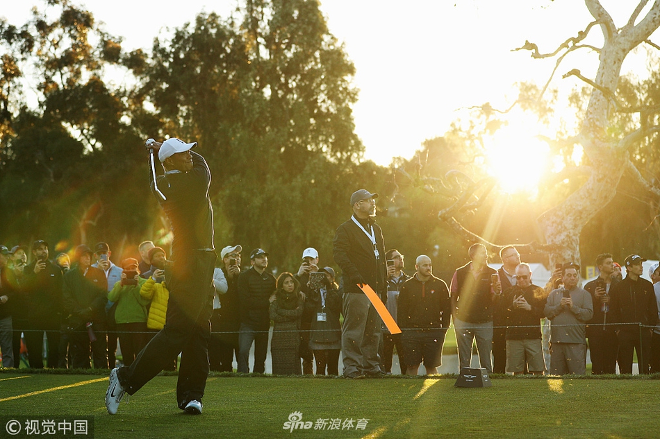 伍兹在完成一记漂亮的击球后，面向观众展露自信的微笑，与球迷共享喜悦时刻。