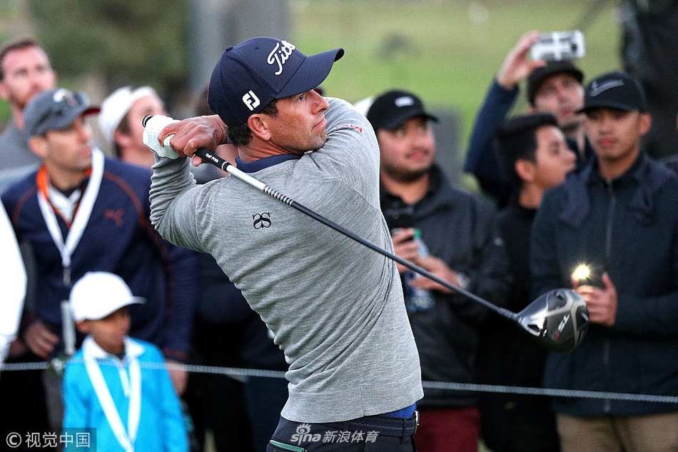 乔丹·斯皮思的剪影沐浴在灿烂晚霞中，完美挥杆弧线划破天际